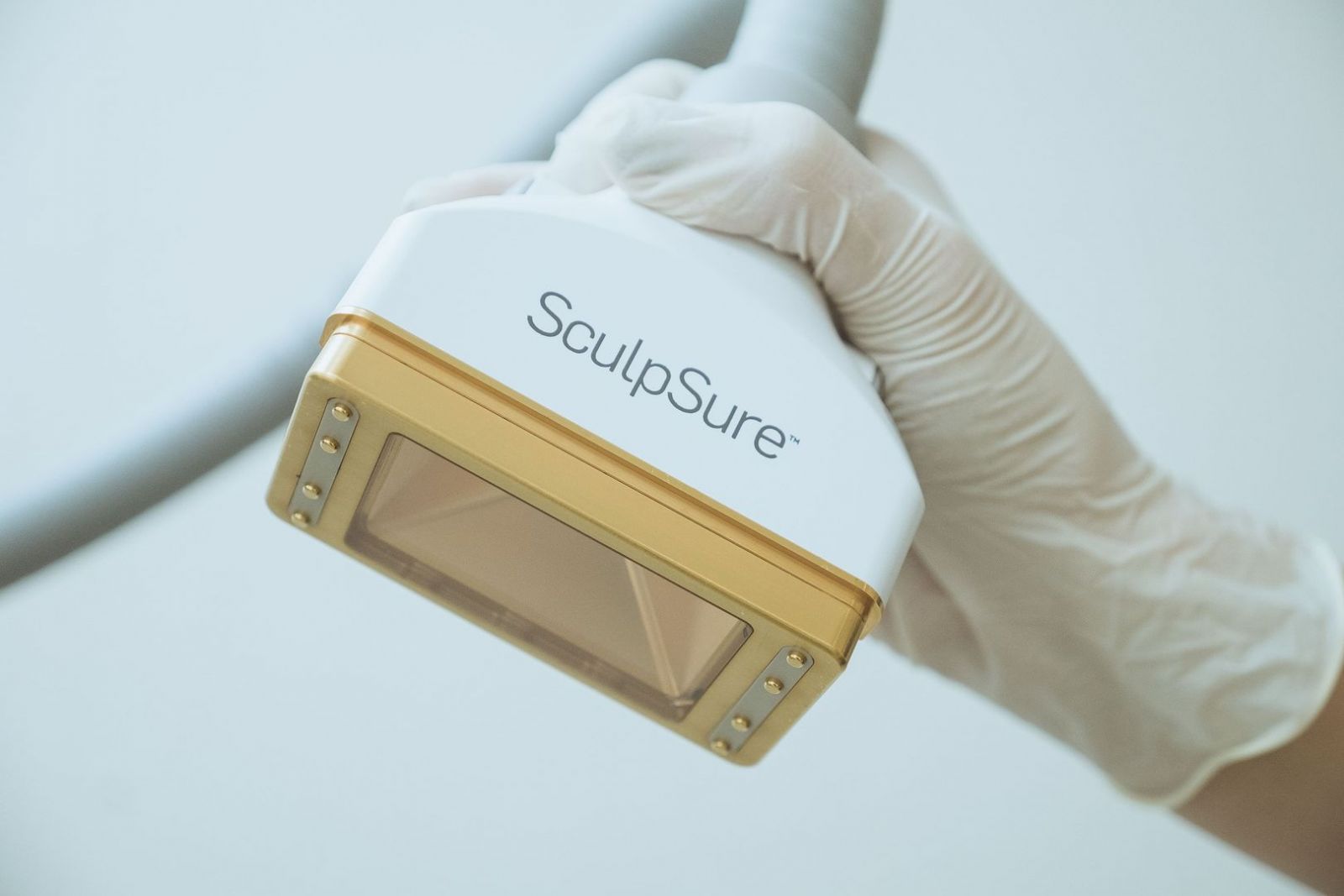 SculpSure 絲酷秀非侵入式雷射溶脂，突破了以往體雕儀器詩作部位受限的瓶頸。