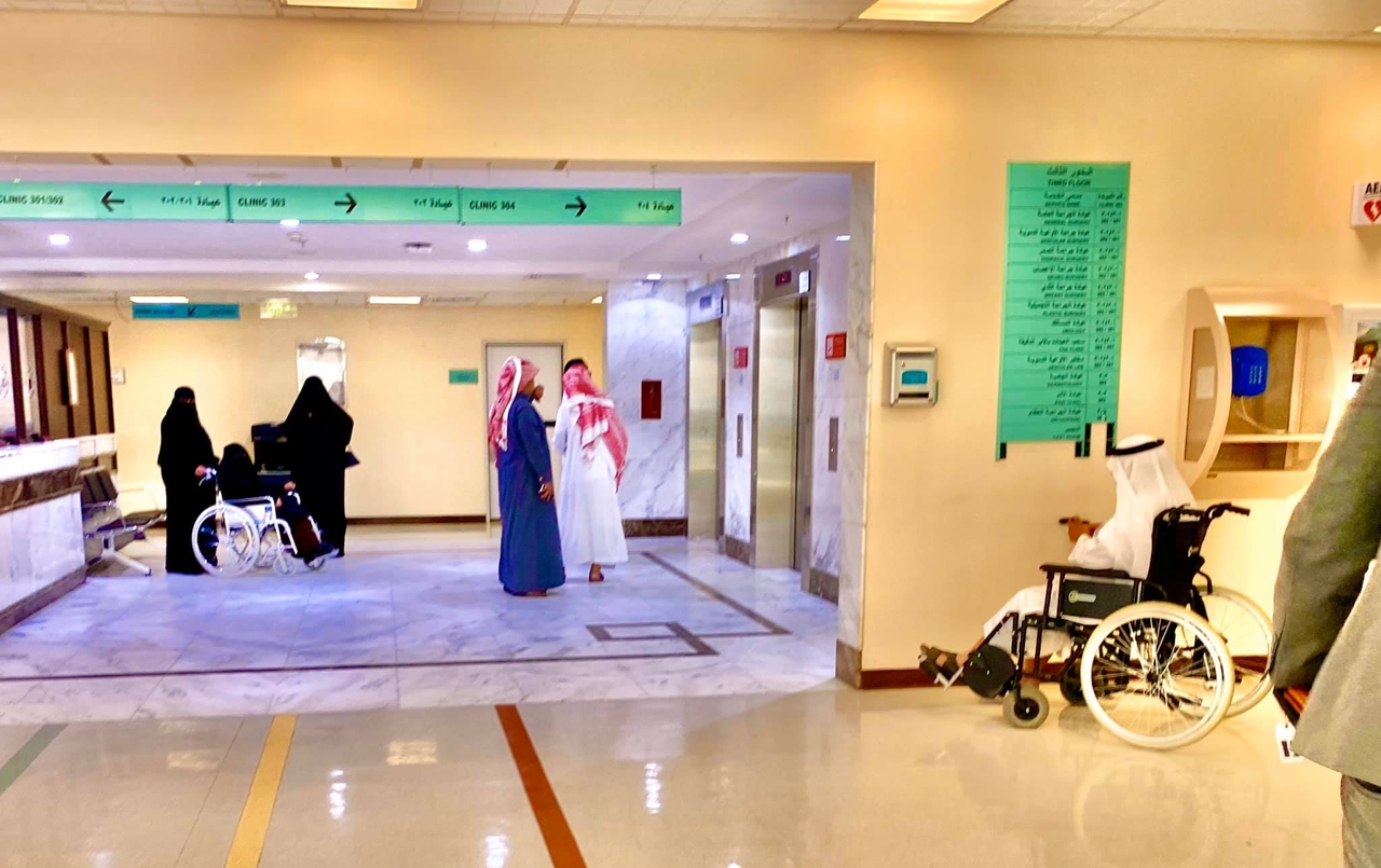 即使在醫院看病，該遮的還是要遮，連女性的病人躺在床上、坐輪椅都要穿著傳統服飾，蓋得只剩下眼睛。