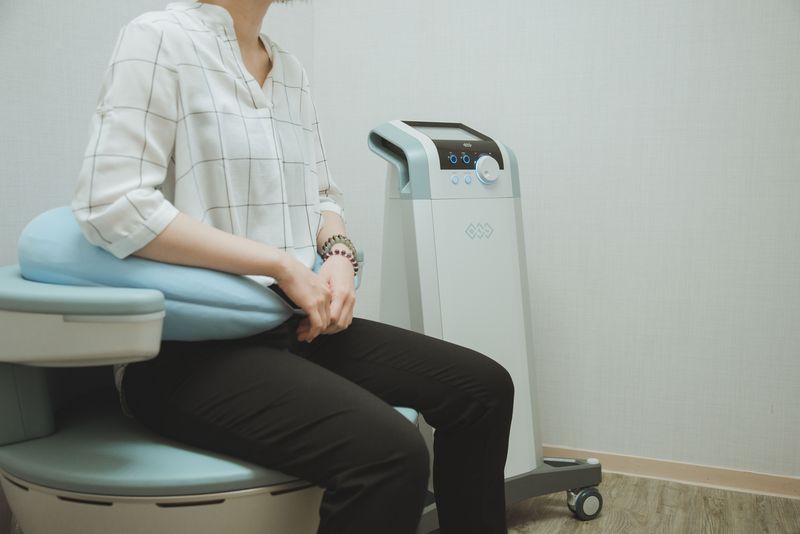 EMSELLA G動椅利用磁能科技來促發盆底肌收縮運動達到治療效果