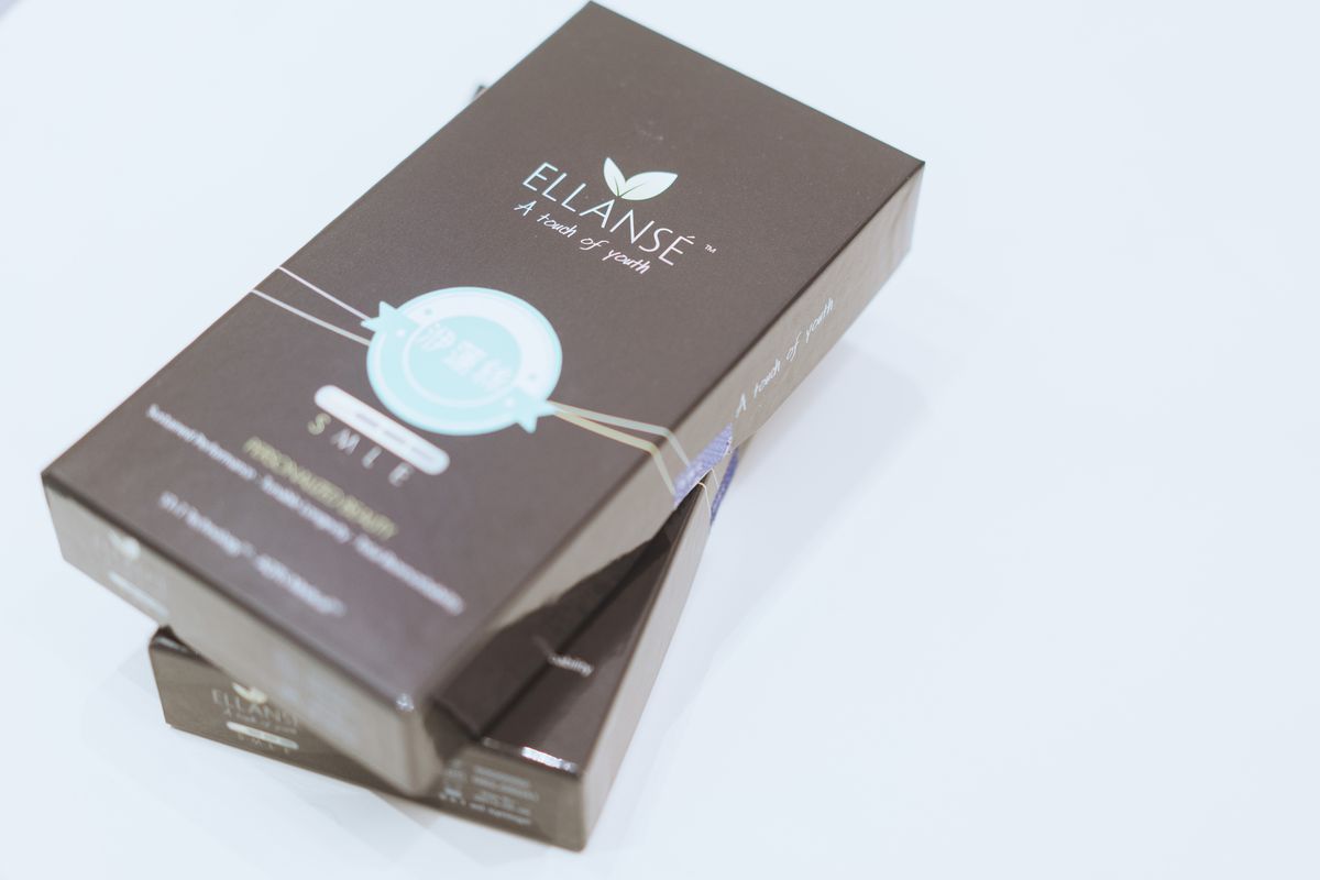 ELLANSÉ洢蓮絲外盒和內裝都有產品中文原貼、背面則有食藥署核定的中文標籤