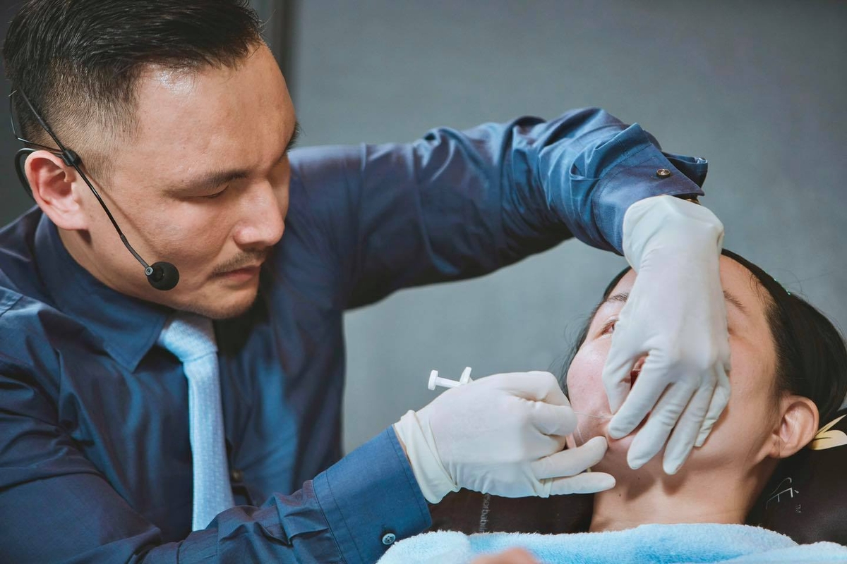 林上立醫師現場實際操作示範臉部治療的注射技巧。