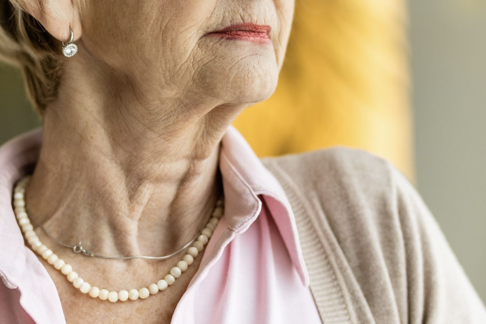隨著皮膚的老化流失會造成頸部皮膚逐漸出現一些鬆弛、彈性變差的狀況