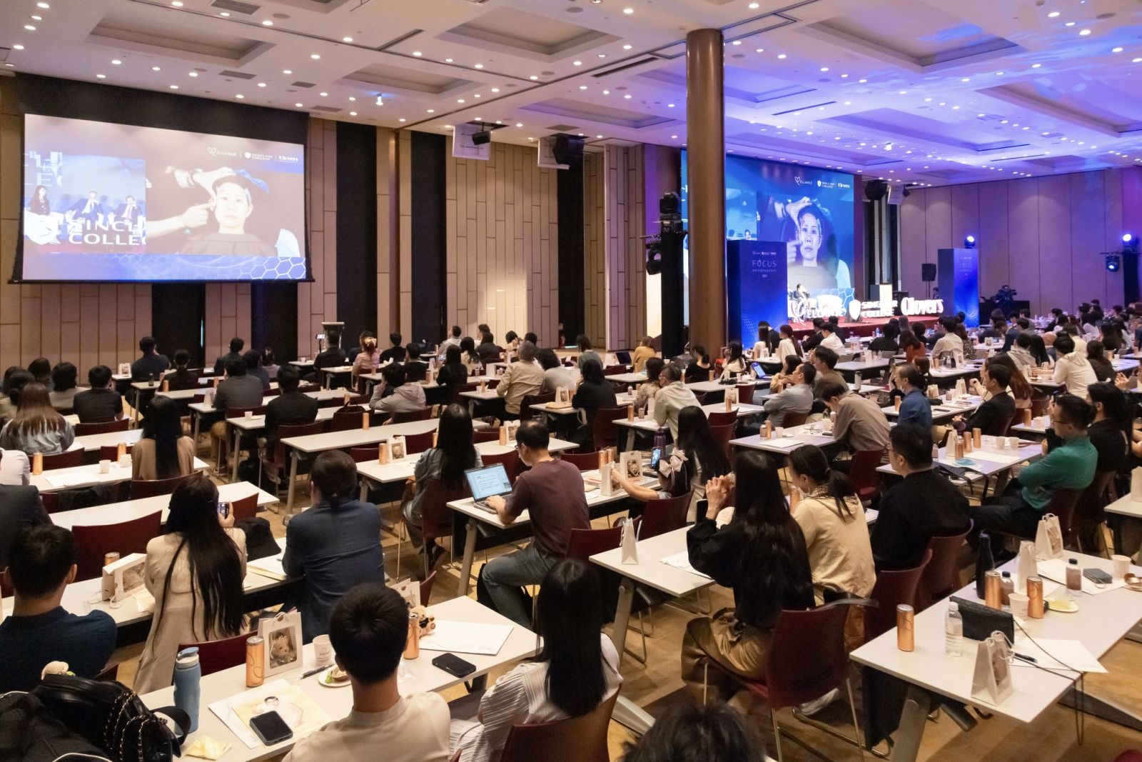 會議現場幾乎座無虛席，都熱烈透過大螢幕與林上立醫師連線互動，學習臉部評估與注射的觀念。