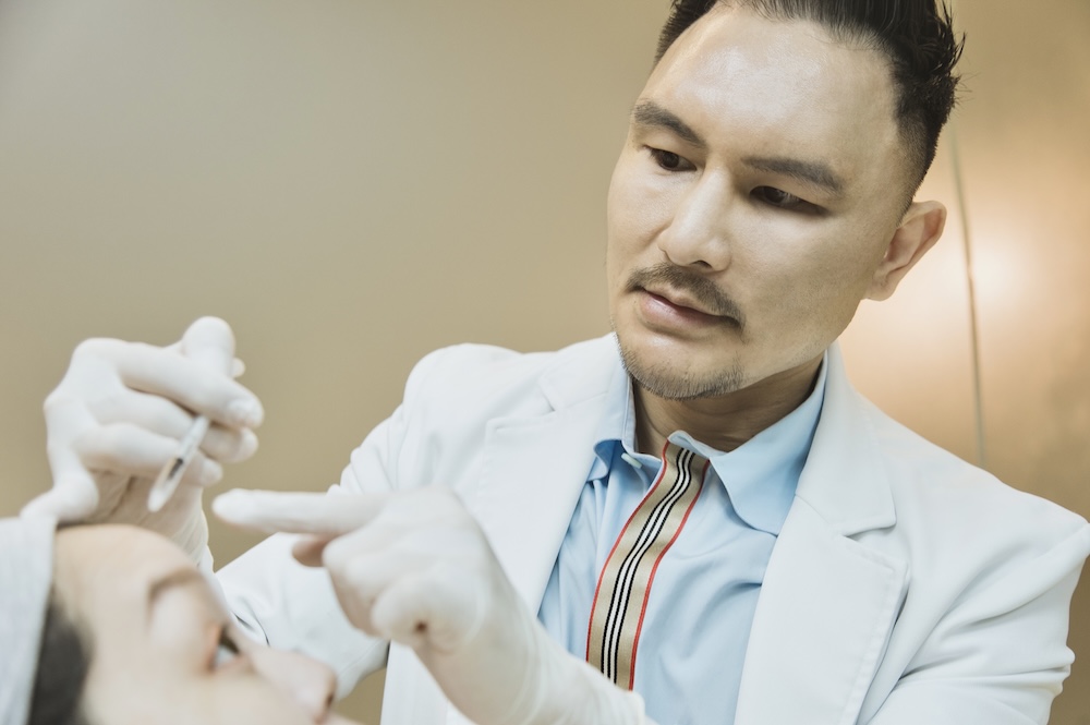 上立醫師將「VIVABELLA薇貝拉」合併「ELLANSÉ洢蓮絲」治療深淺層皮膚,善用膠原蛋白新生材質的累加特性,讓治療效果能穩定維持更長時間