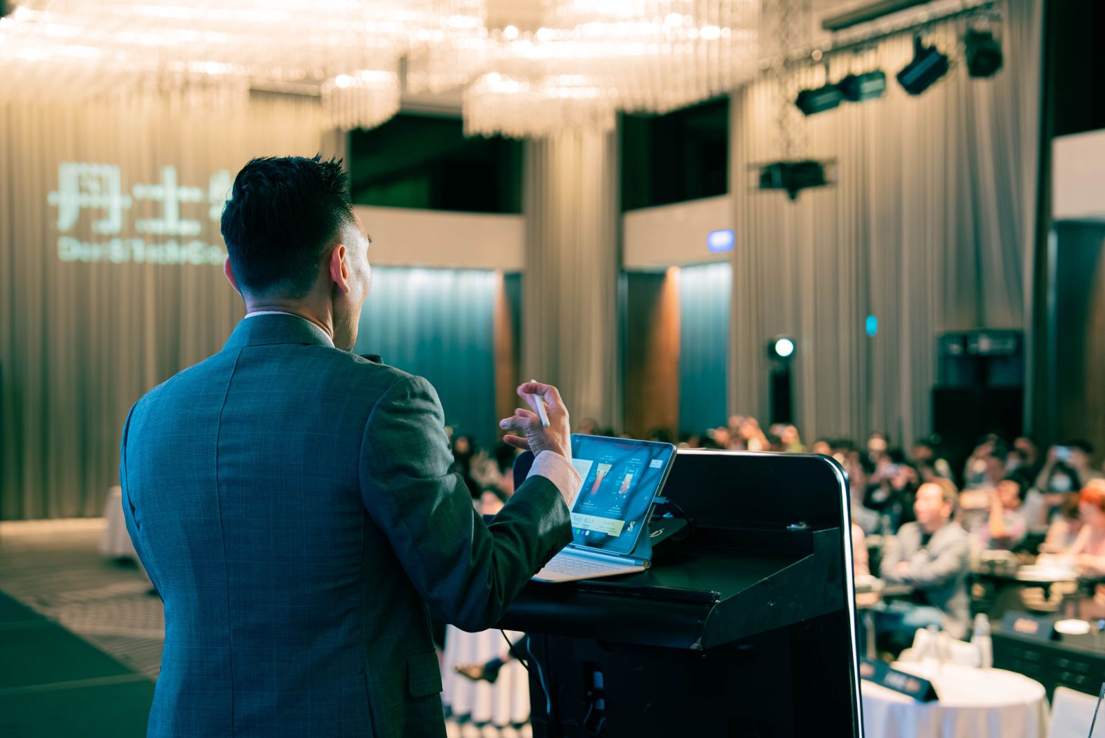 會議現場坐滿全台各地相關從業人員、醫師，凝聽林醫師乾貨慢慢的精彩演講。