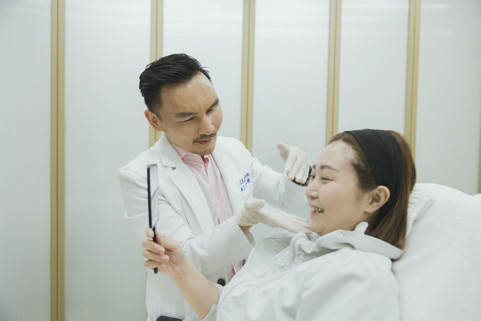 洢蓮絲隆鼻、打下巴